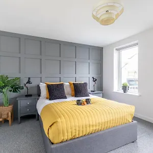 Holiday home Modern Four Bedroom Four Bathroom, Cheltenham