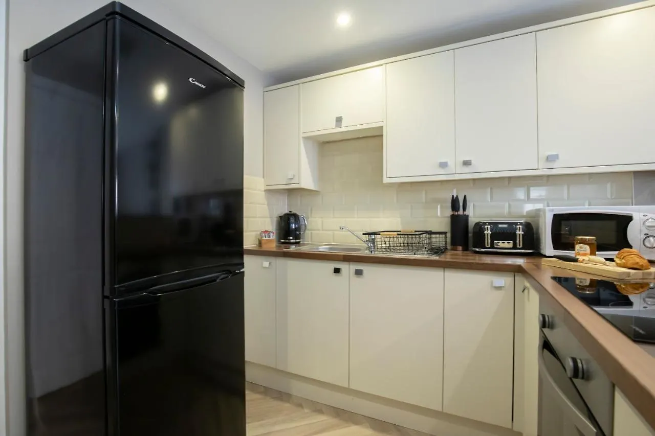 Elliot Oliver - 2 Bedroom Garden Apartment With Parking Cheltenham United Kingdom