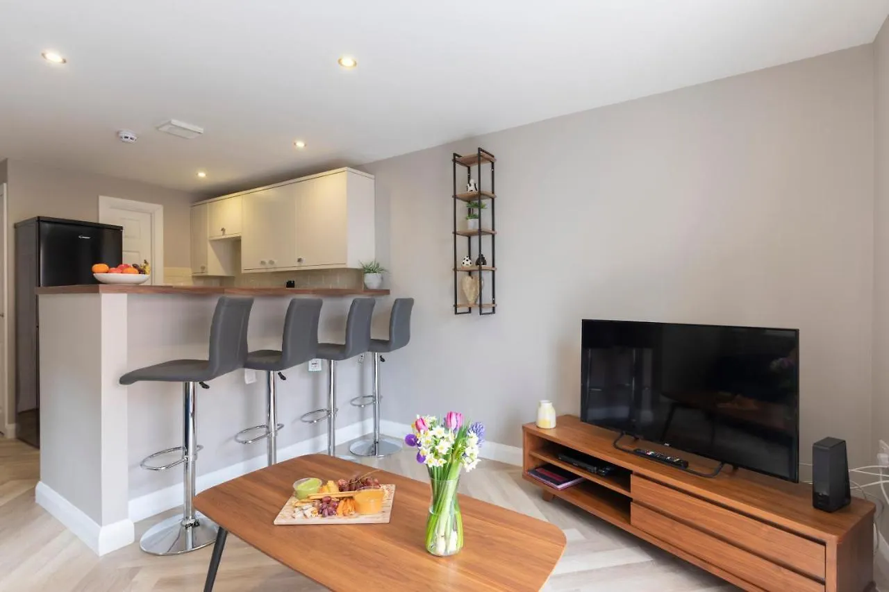 Elliot Oliver - 2 Bedroom Garden Apartment With Parking Cheltenham United Kingdom