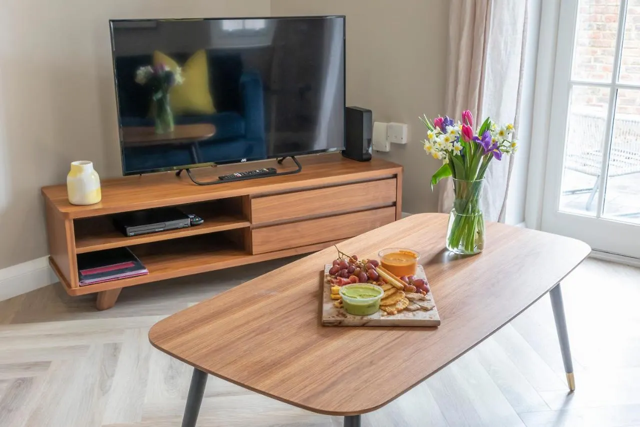 Elliot Oliver - 2 Bedroom Garden Apartment With Parking Cheltenham
