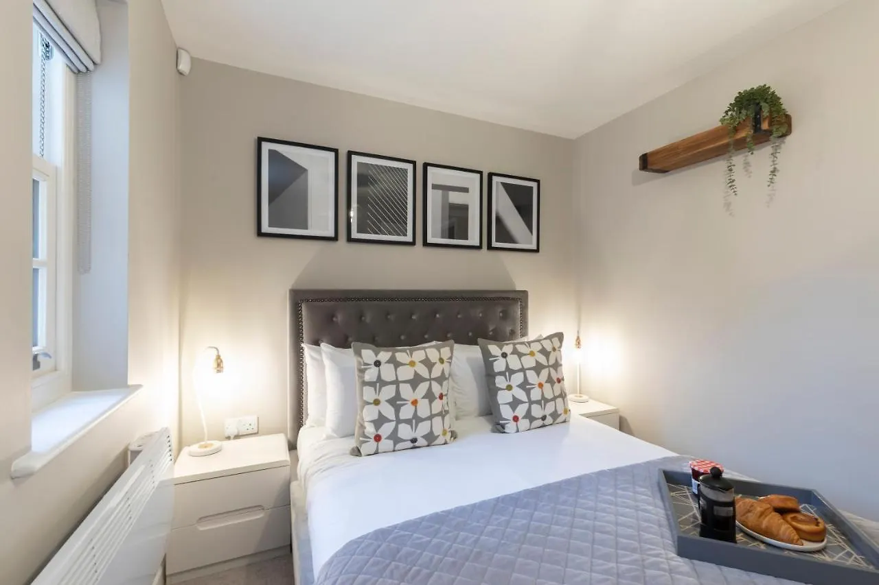 Elliot Oliver - 2 Bedroom Garden Apartment With Parking Cheltenham