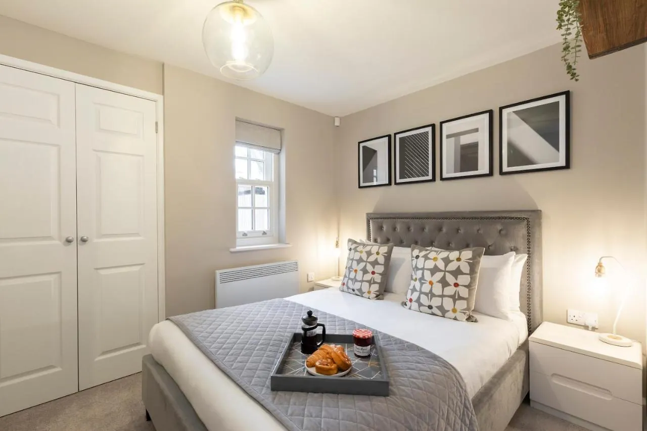 Elliot Oliver - 2 Bedroom Garden Apartment With Parking Cheltenham