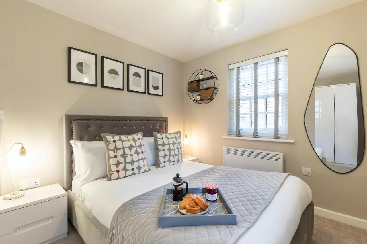 Elliot Oliver - 2 Bedroom Garden Apartment With Parking Cheltenham United Kingdom