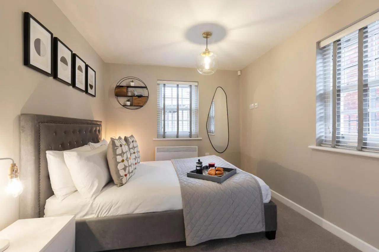 Elliot Oliver - 2 Bedroom Garden Apartment With Parking Cheltenham 0*,  United Kingdom