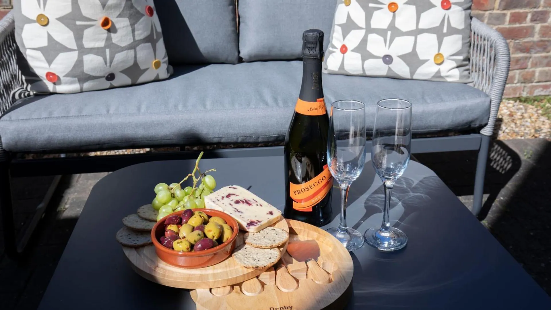 Elliot Oliver - 2 Bedroom Garden Apartment With Parking Cheltenham