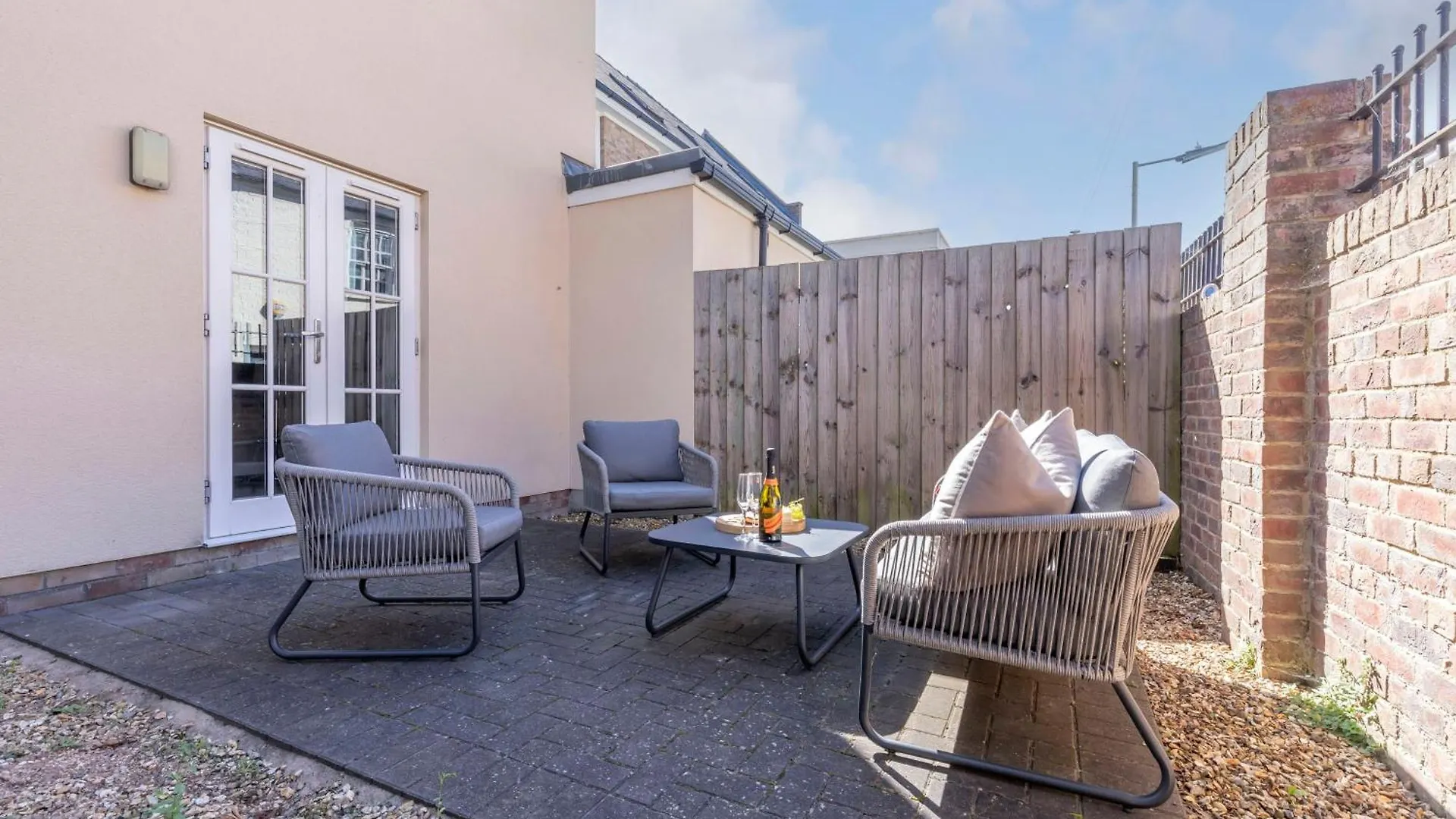 Elliot Oliver - 2 Bedroom Garden Apartment With Parking Cheltenham United Kingdom